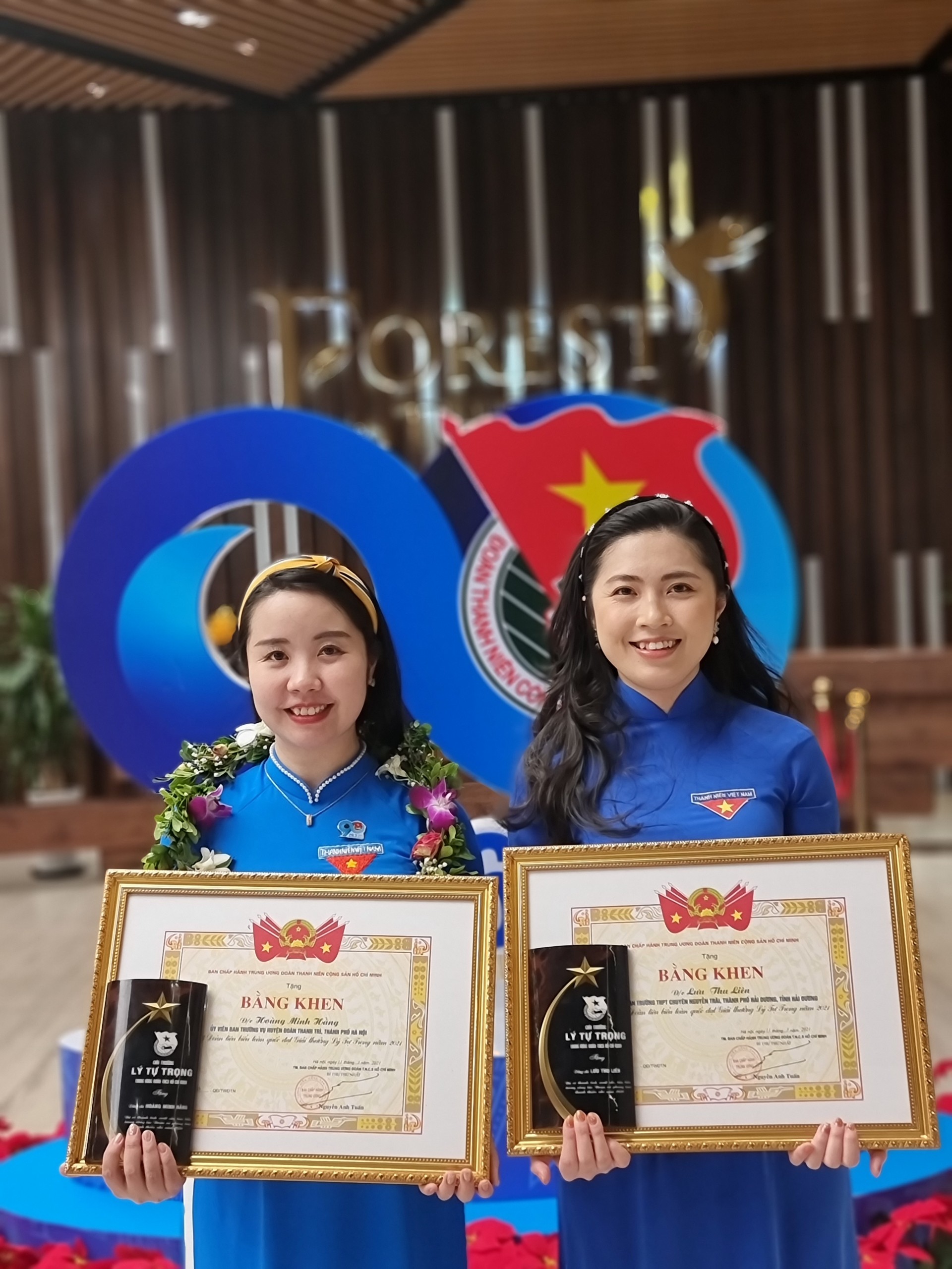 Cô Lưu Thu Liên và đại biểu Hà Nội đồng chí Hoàng Minh Hằng